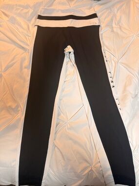 VS Ultimate Black and White Colorblock Leggings size M